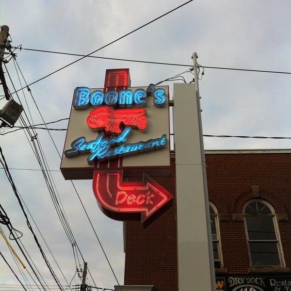 Foto tirada no(a) Boone&#39;s Fish House &amp; Oyster Room por Emmie M. em 8/13/2013