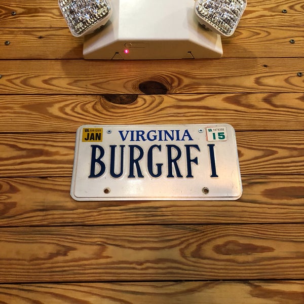 Foto diambil di BurgerFi oleh Dawn pada 12/1/2019