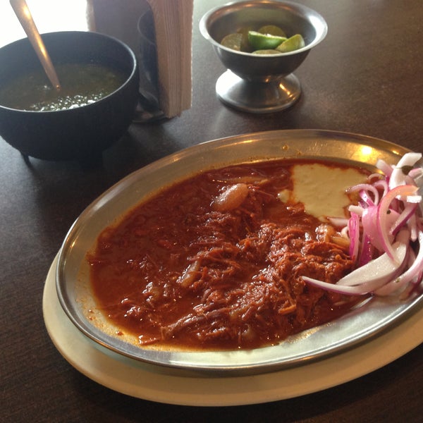La recomendación del día es definitivamente la Cochinita Pibil. Si te gusta el picante, no dejes de probar nuestra Salsa de Habanero, ¡el acompañante ideal para este platillo!