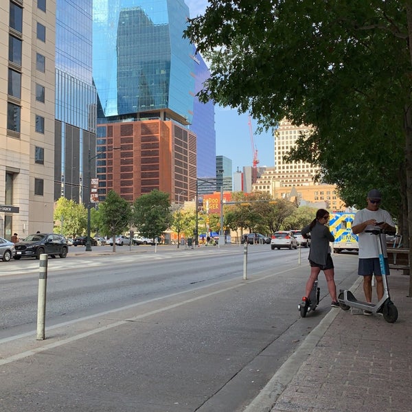 รูปภาพถ่ายที่ Downtown Austin โดย RAKAN N. เมื่อ 10/8/2022