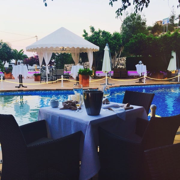 Amazing view & just perfect quality of food! Everything is decorated, you just sit near the pool and enjoy the delicious meal and the whole evening seems even more romantic when it's getting darker💫
