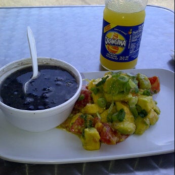 Looking for an "off" the menu delicious meal? Order a side of avacado and tomato salad with a side of black beans...the perfect lunch for Miami :)