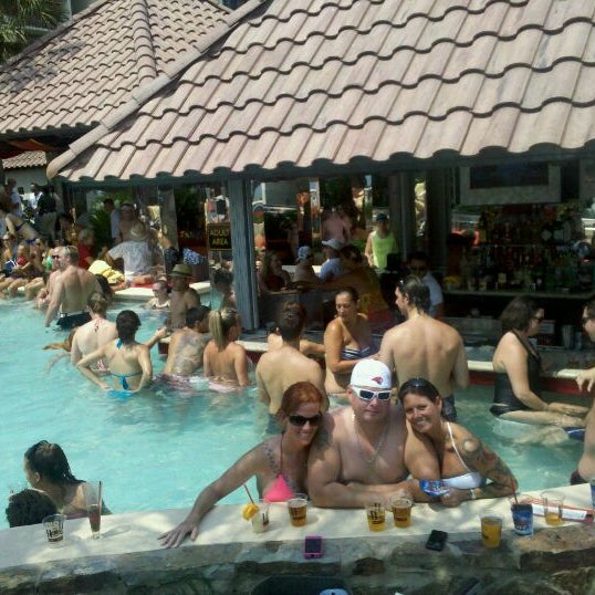 Foto tirada no(a) H2o Pool + Bar at The San Luis Resort por Bear em 6/5/2011