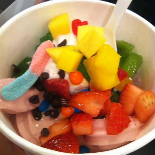 Photo taken at Off The Wall Frozen Yogurt by Maria S. on 9/9/2012