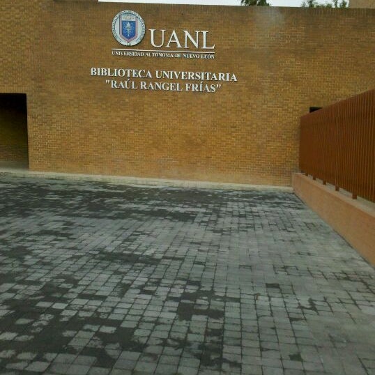 Foto tirada no(a) Biblioteca Universitaria &quot;Raúl Rangel Frías&quot; (Magna) por Rulo C. em 2/25/2012