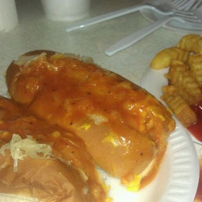 Foto diambil di Chris&#39; Famous Hotdogs oleh Terrance S. pada 5/4/2012