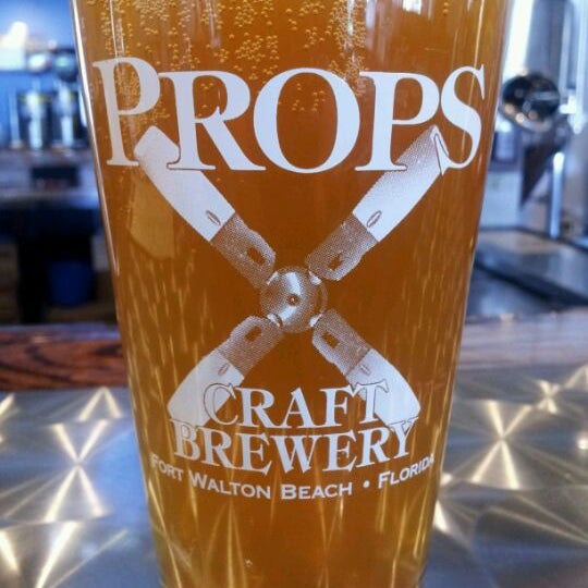 Foto diambil di Props Brewery and Grill oleh Scott L. pada 5/17/2012