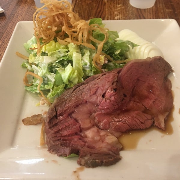 Photo taken at Lawry&#39;s Carvery by イッシー on 11/12/2018