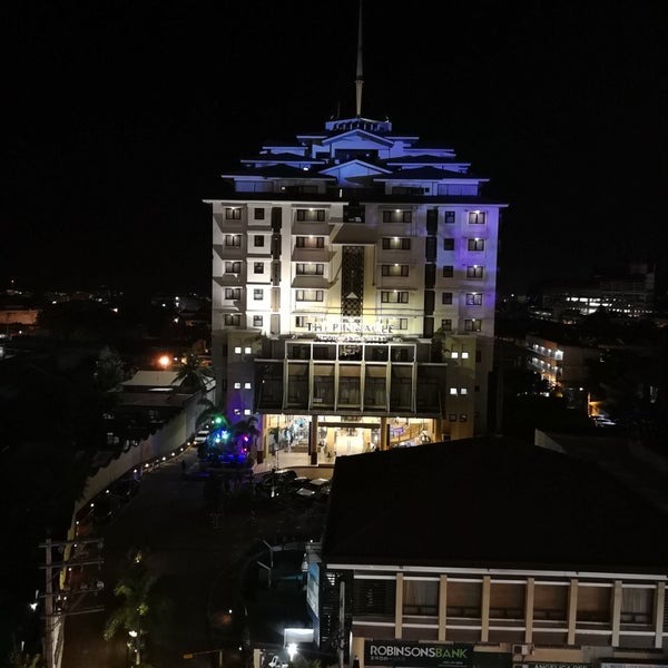 Foto diambil di The Pinnacle Hotel and Suites oleh Deliciously Philippines pada 4/14/2018
