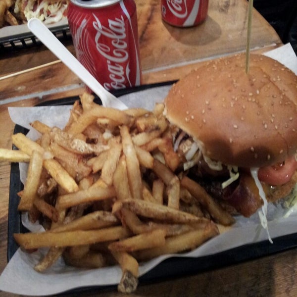 รูปภาพถ่ายที่ Burger Stomper Gourmet Burger &amp; Milkshake Bar โดย DNL F. เมื่อ 2/22/2014
