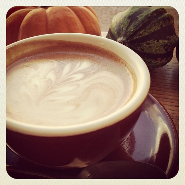 รูปภาพถ่ายที่ Catalpa Coffee โดย Bryan M. เมื่อ 10/21/2012