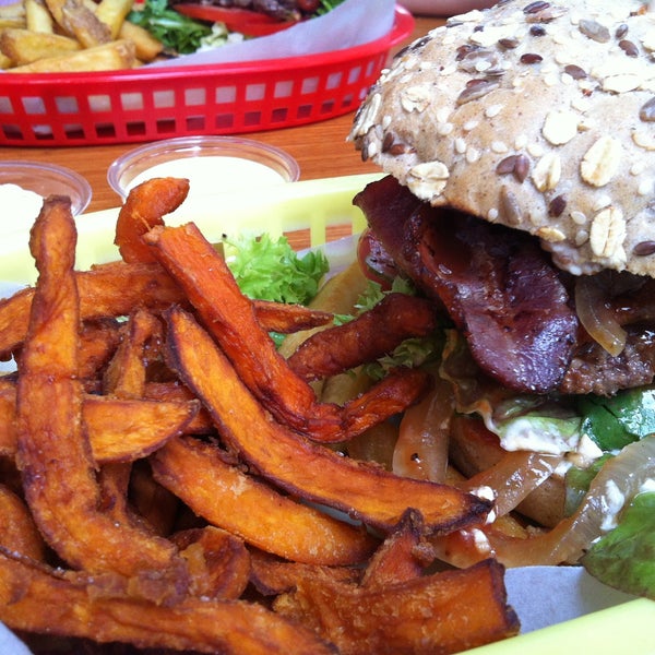 6/23/2013にMiklがRembrandt Burgerで撮った写真