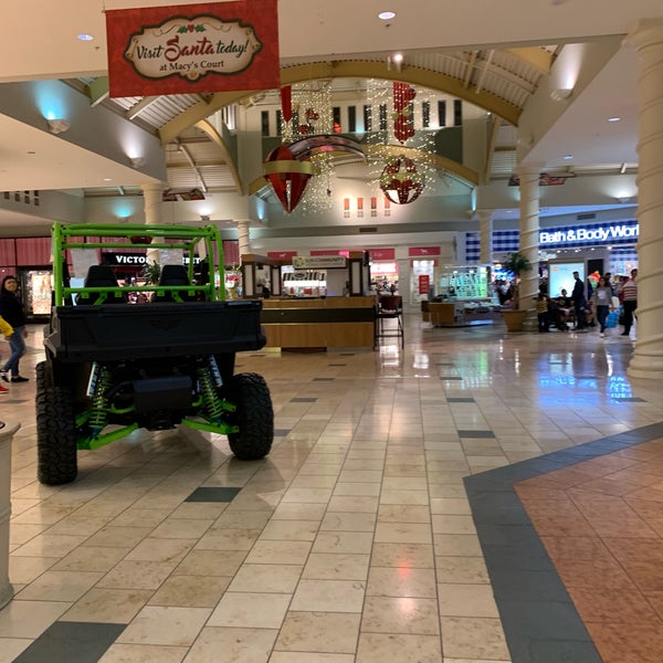 Foto scattata a Imperial Valley Mall da 🧿 𝕷𝖆𝖑𝖆 🧿 il 12/2/2018