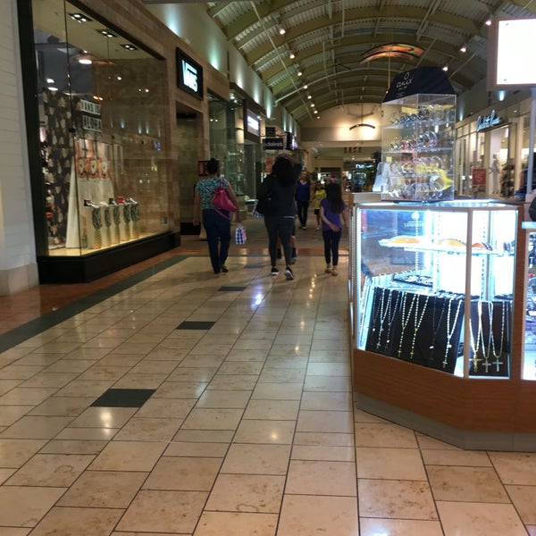Foto scattata a Imperial Valley Mall da 🧿 𝕷𝖆𝖑𝖆 🧿 il 4/21/2016