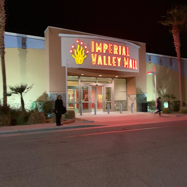 Photo taken at Imperial Valley Mall by 🧿 𝕷𝖆𝖑𝖆 🧿 on 12/1/2018