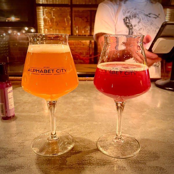 Снимок сделан в Alphabet City Beer Co. пользователем Adam A. 11/21/2021