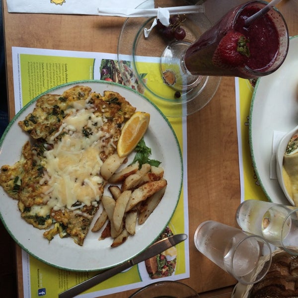 Photo taken at Cora&#39;s Breakfast &amp; Lunch by Thawab on 7/28/2014