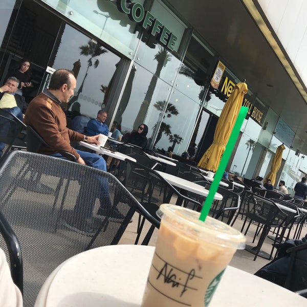 Foto tirada no(a) Starbucks por 🌧 em 3/28/2019