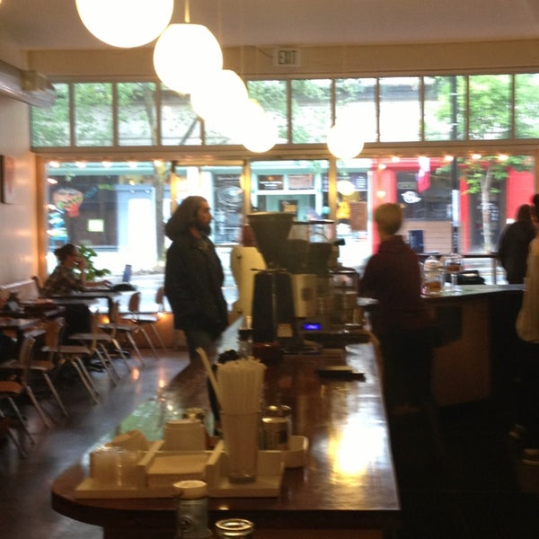 9/6/2013 tarihinde Roxana N.ziyaretçi tarafından Neptune Coffee'de çekilen fotoğraf