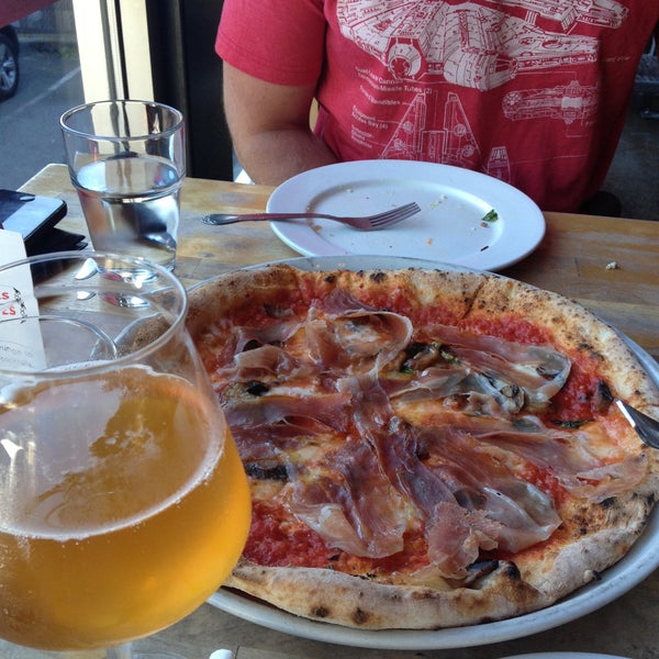 6/5/2013 tarihinde Roxana N.ziyaretçi tarafından Tutta Bella Neapolitan Pizzeria'de çekilen fotoğraf