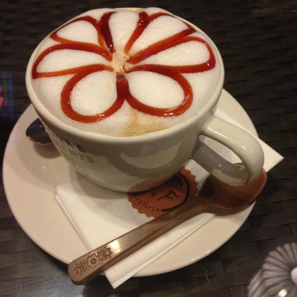 Foto tirada no(a) Douwe Egberts Coffee &amp; Restaurant por Demet C. em 9/9/2013