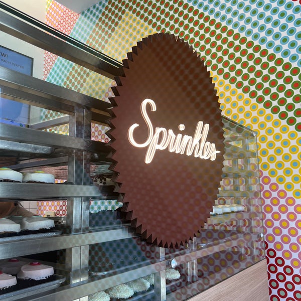 Photo taken at Sprinkles Beverly Hills Cupcakes by Hana L. on 8/2/2022