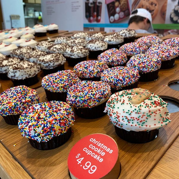 Photo taken at Sprinkles Beverly Hills Cupcakes by Hana L. on 1/4/2020