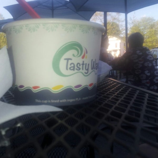 5/16/2013 tarihinde Lisa D.ziyaretçi tarafından Tasty Waves Frozen Yogurt Cafe'de çekilen fotoğraf