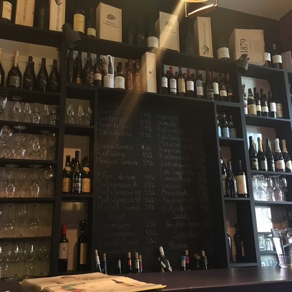 5/22/2017 tarihinde Tim L.ziyaretçi tarafından Cinque Wine &amp; Deli Bar'de çekilen fotoğraf