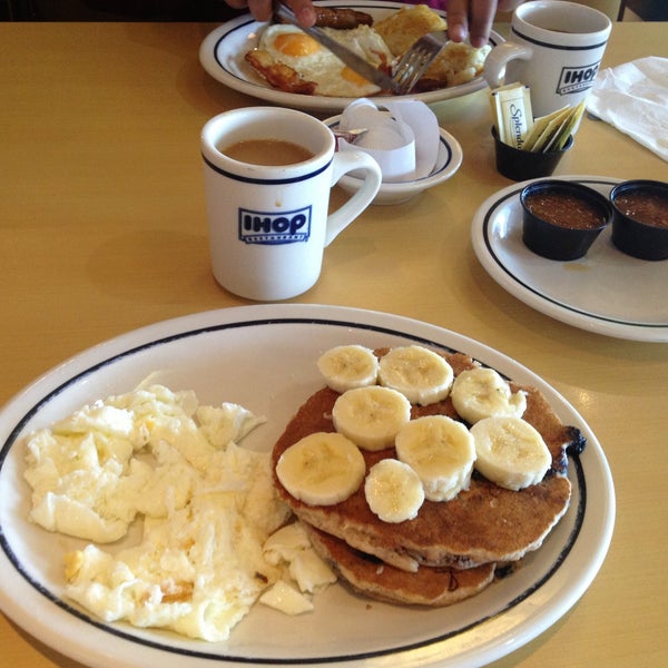 Photo taken at IHOP Juriquilla by Augusto R. on 5/4/2013