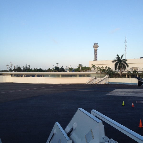 4/14/2013 tarihinde Karen G.ziyaretçi tarafından Cancún Uluslararası Havalimanı (CUN)'de çekilen fotoğraf