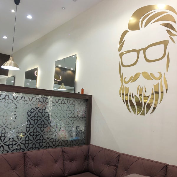 2/16/2020 tarihinde D7oomziyaretçi tarafından Elegant Mustache Barber Shop ( B.1 ) Al-Malaqa'de çekilen fotoğraf