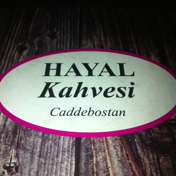 Das Foto wurde bei Hayal Kahvesi Caddebostan von Huriye G. am 4/26/2013 aufgenommen