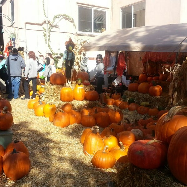 Снимок сделан в Piedmont Avenue Pumpkin Patch &amp; Haunted House пользователем Jennifer P. 10/25/2013