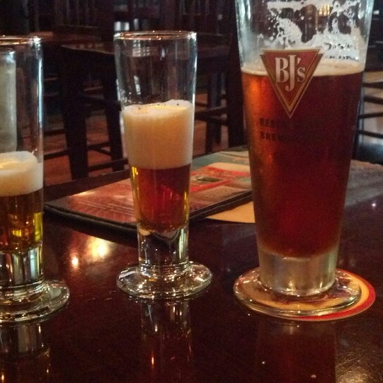 Photo taken at BJ&#39;s Restaurant &amp; Brewhouse by Jen W. on 6/15/2013