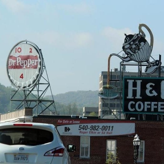 รูปภาพถ่ายที่ Downtown Roanoke โดย John P. เมื่อ 10/20/2012
