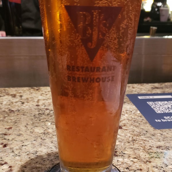 Photo taken at BJ&#39;s Restaurant &amp; Brewhouse by Randall S. on 3/5/2022