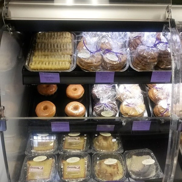 Снимок сделан в Not Jus Donuts Bakery Cakes-Pies-Cookies and More пользователем Rosharon C. 6/26/2014