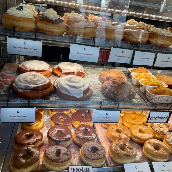 Das Foto wurde bei Good Company Doughnuts &amp; Cafe von Becca M. am 11/18/2023 aufgenommen