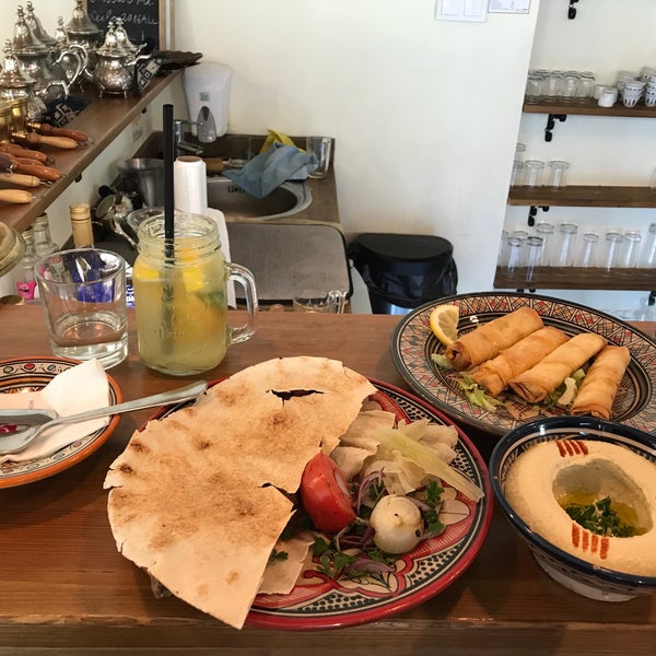 3/17/2019 tarihinde Cinta M.ziyaretçi tarafından Leila&#39;s Authentic Lebanese Cuisine'de çekilen fotoğraf
