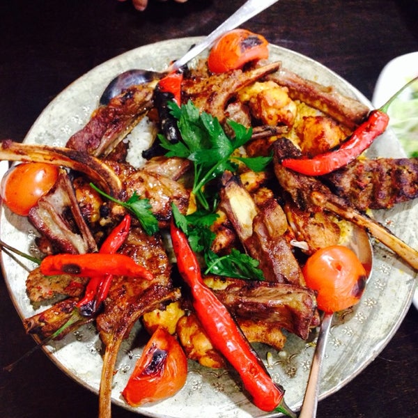 4/9/2014 tarihinde Kübra Y.ziyaretçi tarafından Hünkar Beğendi Restaurant'de çekilen fotoğraf