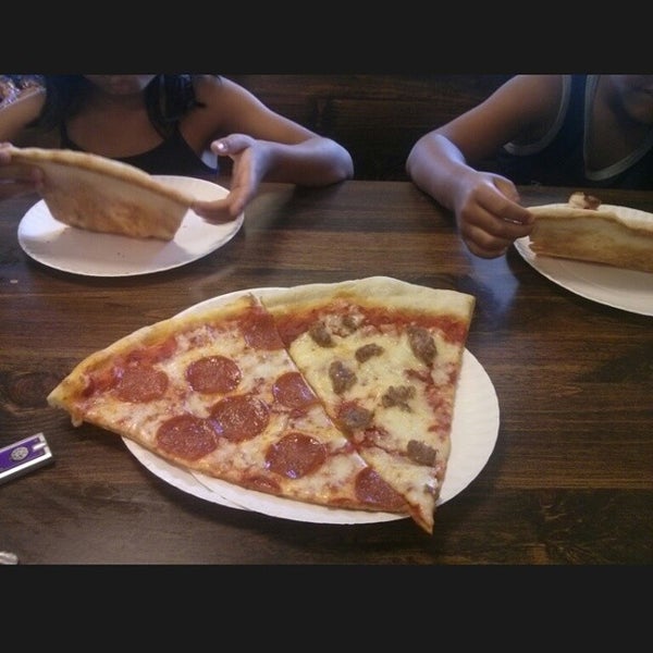 Снимок сделан в Inzillo&#39;s Pizza пользователем Philly G. 6/26/2014