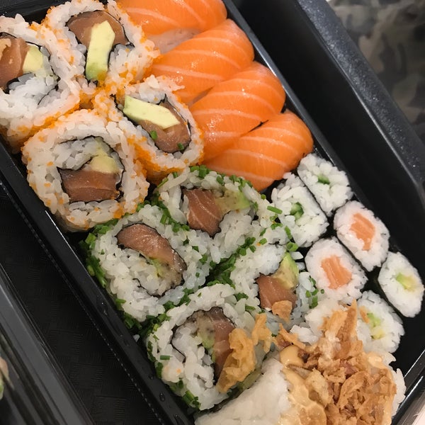 Жизнь март роллы. Суши и роллы. Роллы в виде сердца. Цветы из роллов. Наборы роллов на 14 февраля.