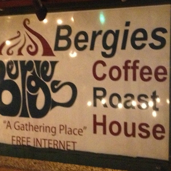 2/21/2013 tarihinde Doug M.ziyaretçi tarafından Bergie&#39;s Coffee Roast'de çekilen fotoğraf