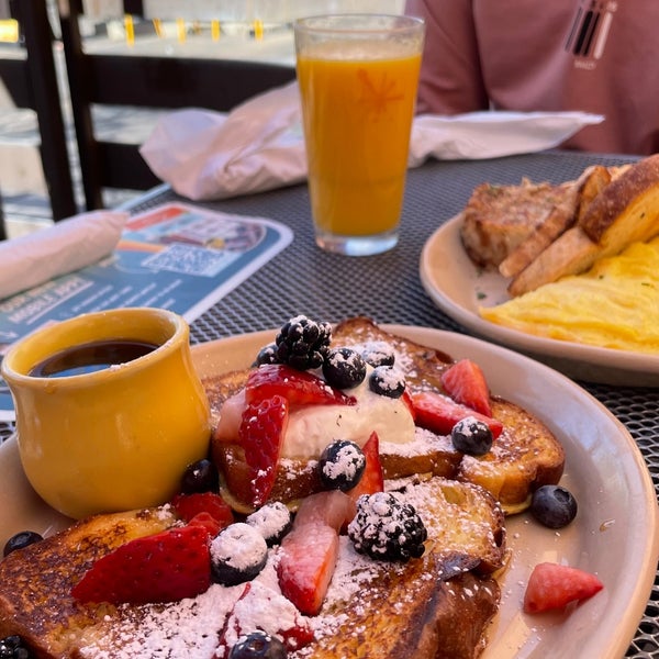 Photo taken at Snooze, an A.M. Eatery by F on 2/20/2021