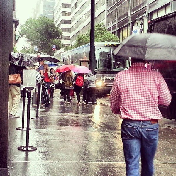 Hampton Jitney E 40th St & 3 Ave Bus Stop in Midtown East