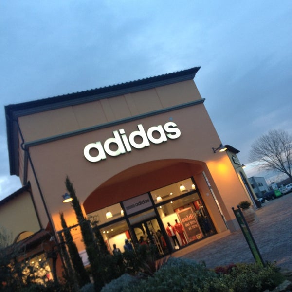 Adidas outlet valdichiana sales
