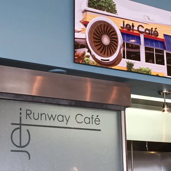 Foto tirada no(a) Jet Runway Cafe por Karl K. em 5/30/2015