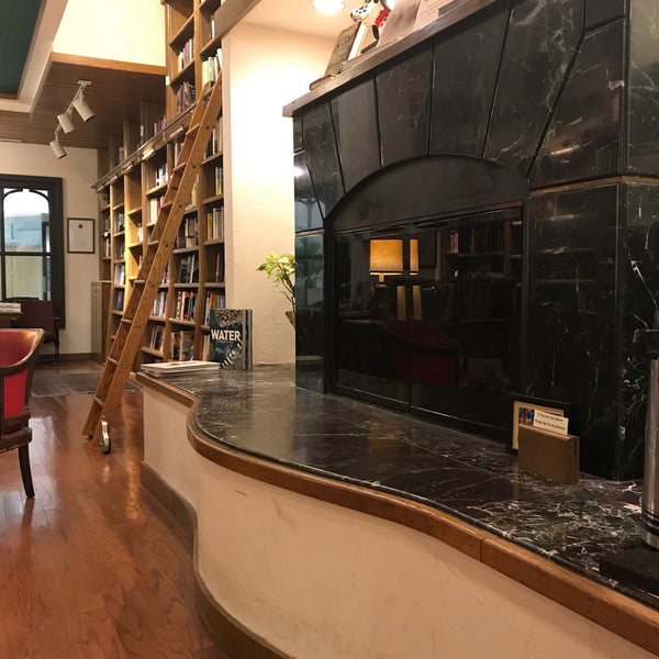 Photo taken at Full Circle Bookstore by Taylor P. on 2/22/2019