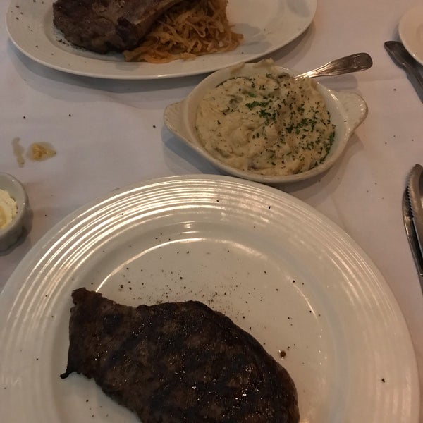Foto scattata a Mickey Mantle&#39;s Steakhouse da Taylor P. il 2/23/2019
